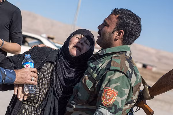 Một phụ nữ xúc động khi đoàn tụ với con trai, một binh sĩ Iraq, lần đầu tiên sau hơn 2 năm xa cách.