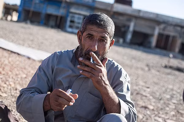 Một người đàn ông Iraq ngồi hút thuốc. Được biết, tổ chức khủng bố IS đã đưa ra quy định cấm người dân hút thuốc và bất cứ ai bị bắt gặp hút thuốc đều bị chúng bắt giữ hoặc đánh đập.