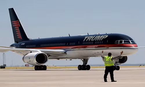'Trump Force One' rất dễ nhận biết bởi tên chủ nhân được in đậm hai bên máy bay. Chiếc Boeing 757-2J4ER của ông Donald Trump cất cánh lần đầu tiên vào tháng 5/1991, khi đó nó thuộc Sterling Airlines. Vài năm sau, nó gia nhập đội bay của hãng hàng không TAESA của Mexico.