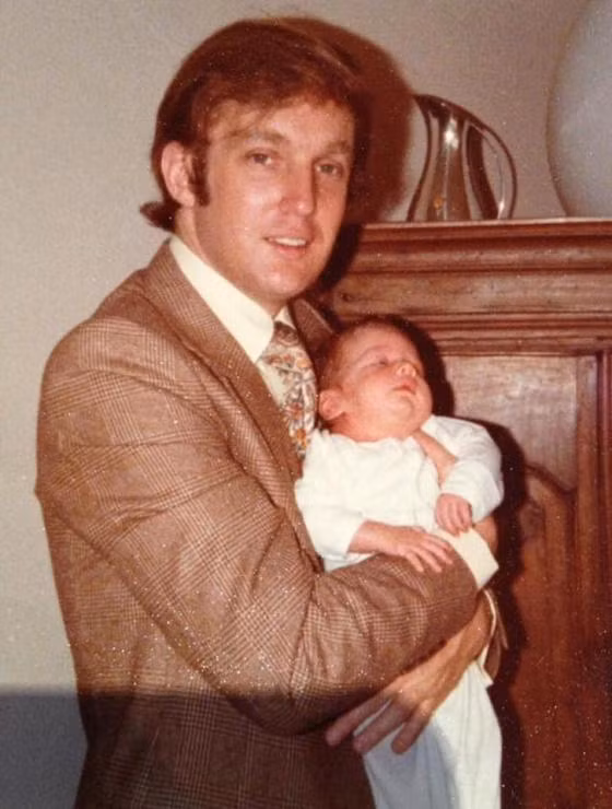 Tỷ phú Trump kết hôn với người vợ đầu, Ivana Zelníčková, năm 1977. Ông có 3 vợ và 5 người con. Ảnh: Tỷ phú bế con trai, Donald Trump Jr., năm 1978.