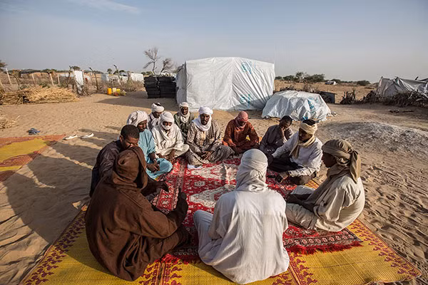 Saleh, một người tị nạn Chad, "chủ trì" một cuộc họp vào buổi sáng tại khu trại Dar al-Naim.