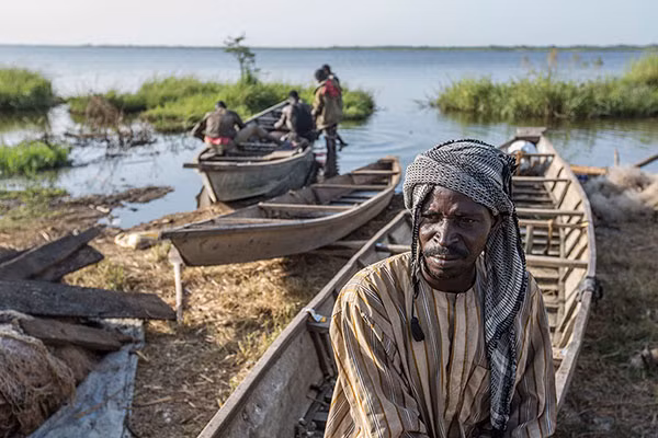 Hawali Oumar (43 tuổi), một người tị nạn Nigeria, sống ngay khu vực hồ Chad, cách trại tị nạn nơi gia đình ông đang ở khoảng vài km. Ông thường đi đánh bắt cá trong 10 ngày và trở về bên gia đình 2 ngày.