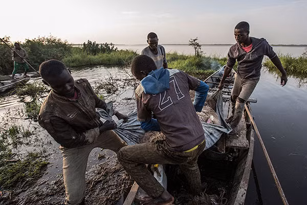 Hơn 7.000 người tị nạn Nigeria đang sinh sống trong khu trại Dar Es Salam, vùng ngoại ô thị trấn Bagasola. Nhiều người tị nạn kiếm sống nhờ vào công việc đánh bắt cá ở hồ Chad.