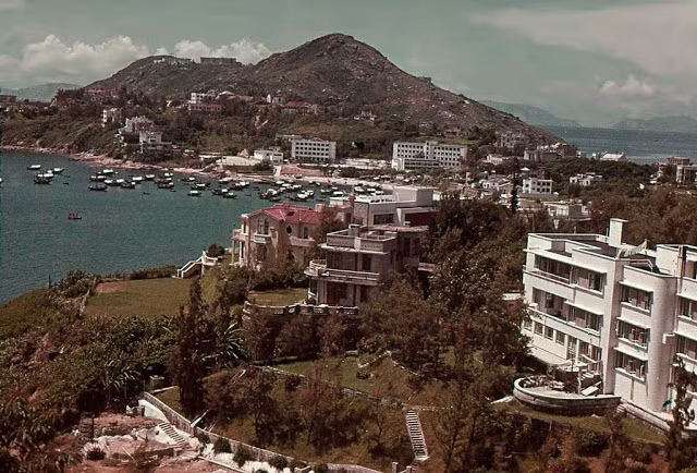 Bãi biển Stanley năm 1960 nhìn từ xa. Nhiều tòa nhà cao tầng “mọc lên” gần bãi biển.
