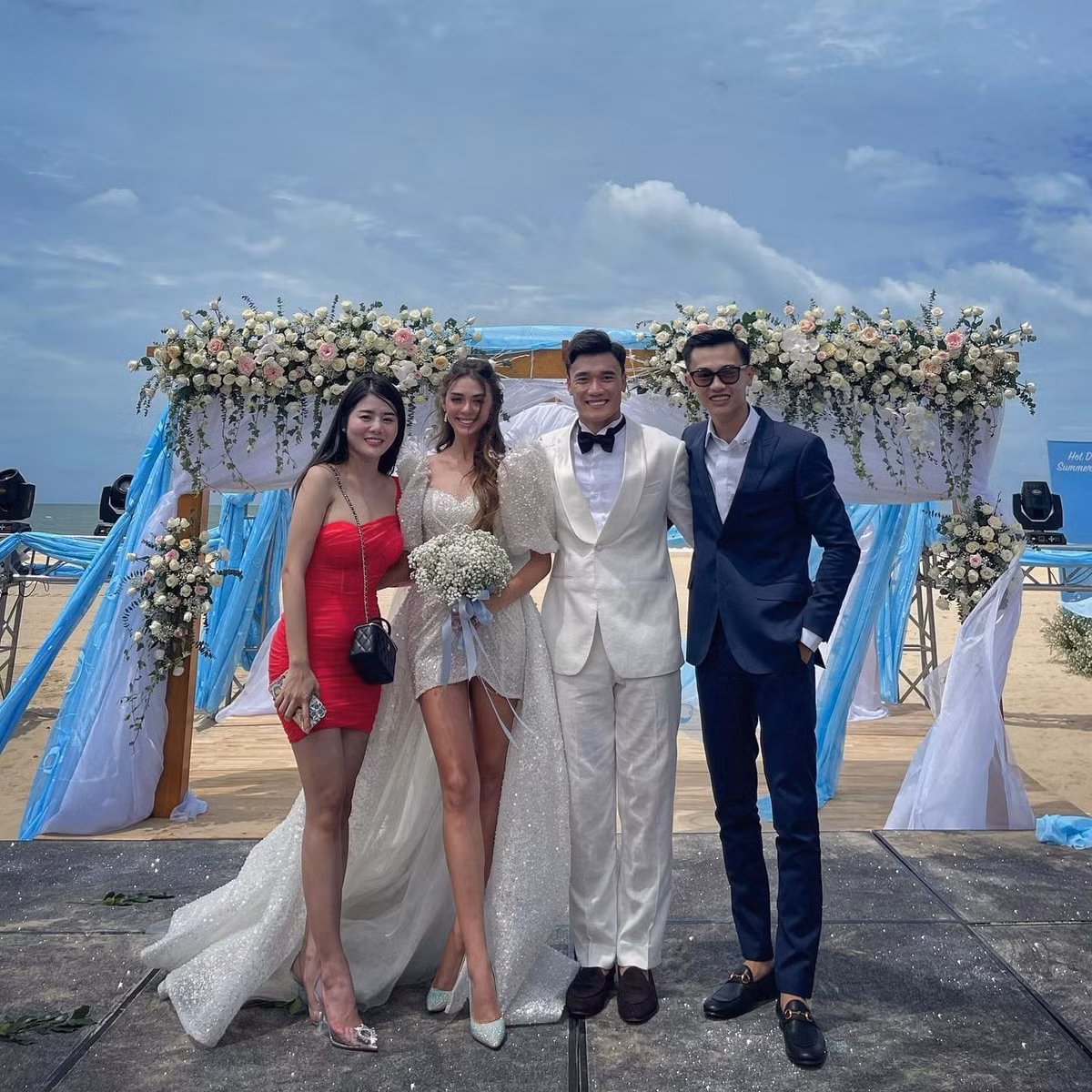 Tham dự đám cưới của anh chàng, ngoài người thân ruột thịt có sự góp mặt của dàn chân sút nổi tiếng tuyển Việt Nam như Đoàn Văn Hậu, Quang Hải, Hà Đức Chinh,...