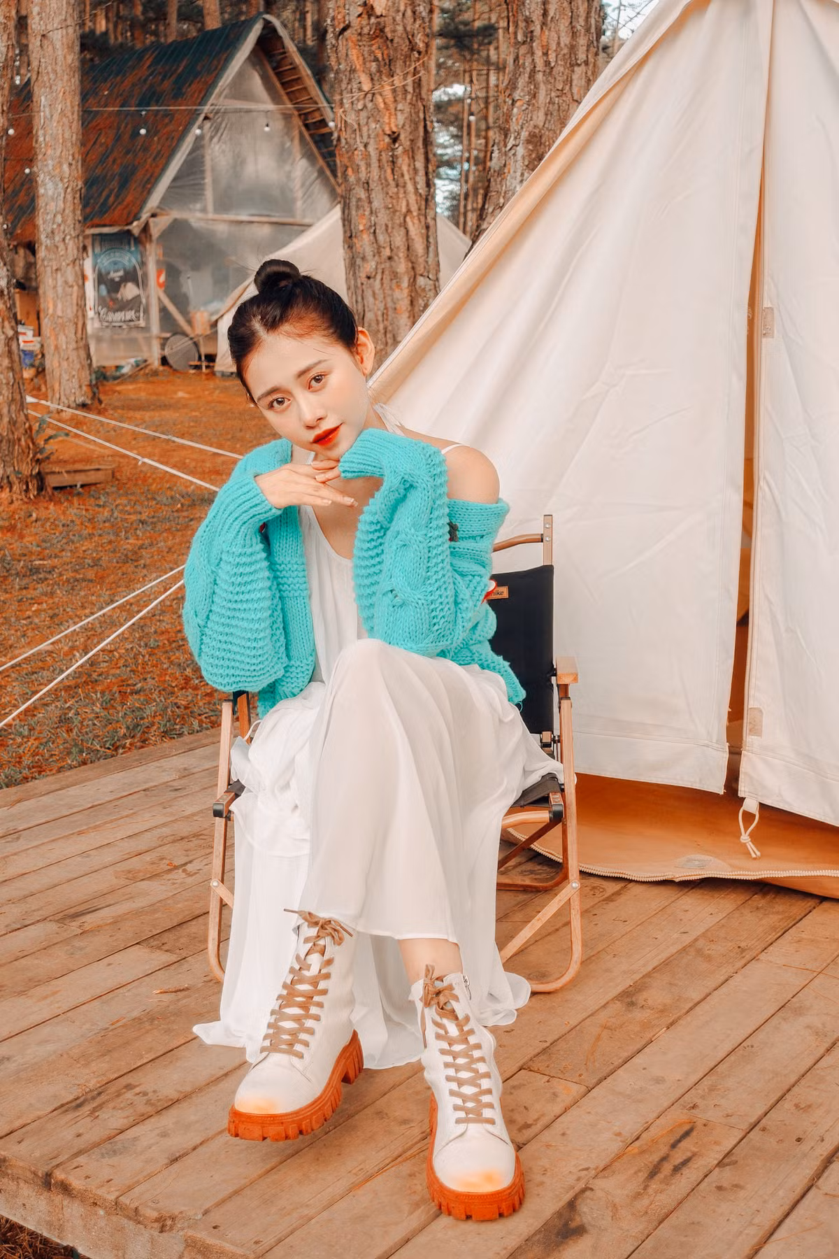Khác hẳn với "lời nguyền" lộ nhan sắc bị quay lén của nhiều hot girl hiện nay, Phương Thoa lại ghi điểm với người xem về mặt mộc không tì vết. Ảnh: Tổng hợp