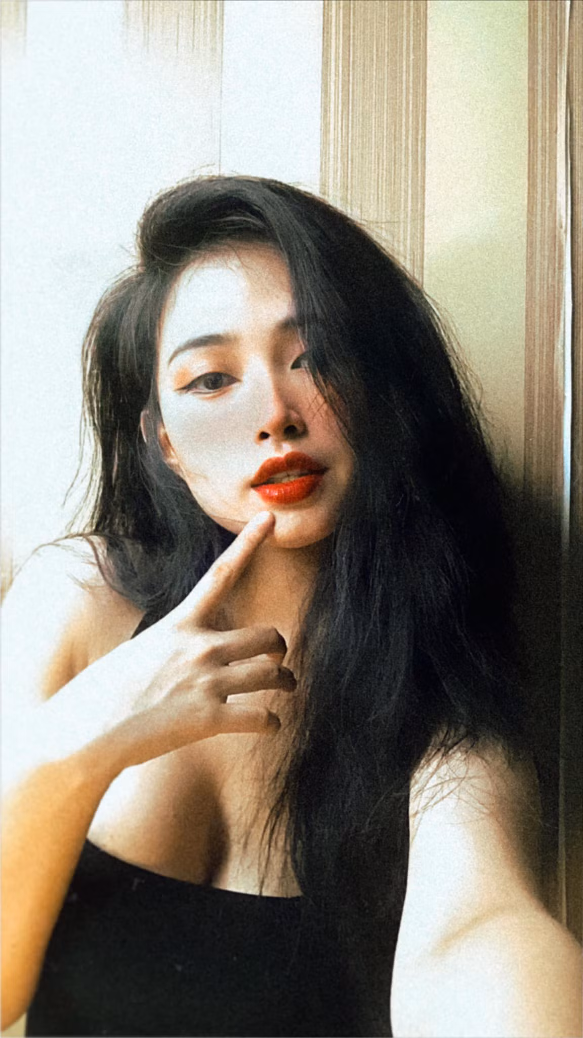 Từ những bộ đồ cũ trong tủ áo của mẹ, cô nàng đã lên ý tưởng, tham khảo nhiều nguồn rồi lại đi khắp nơi để lựa chọn những bộ trang phục thật đẹp nhưng không hề lỗi thời.