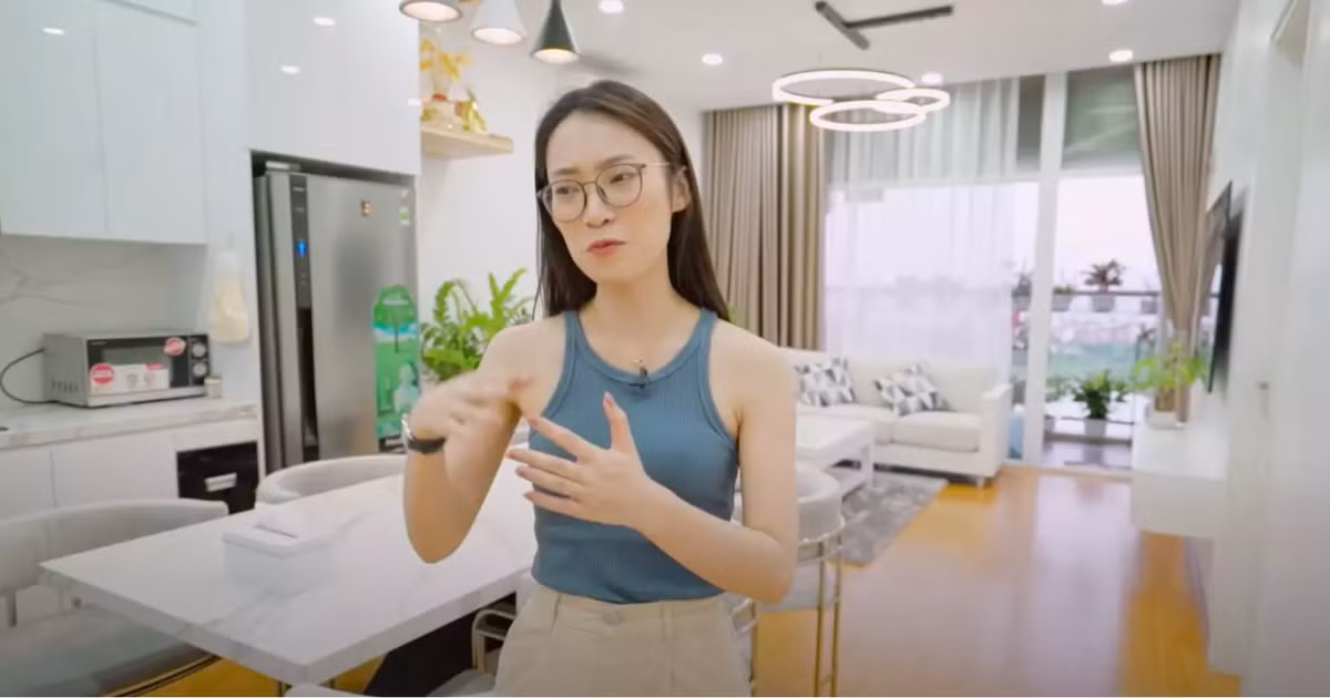 Theo chia sẻ của hot girl Khánh Vy, căn chung cư này có diện tích 100m2 với 3 phòng ngủ. Đây là nơi cô nàng sống cùng bố mẹ mình.