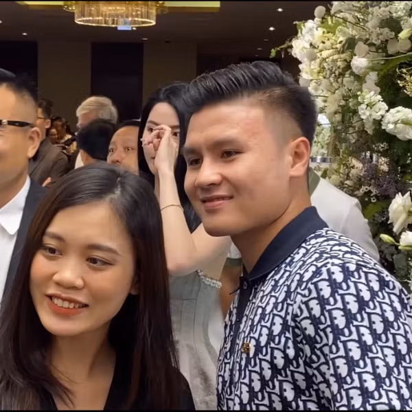 Tuy nhiên, cả hai vẫn bị bắt gặp trao nhau cho những khoảnh khắc ngọt như mía lùi.