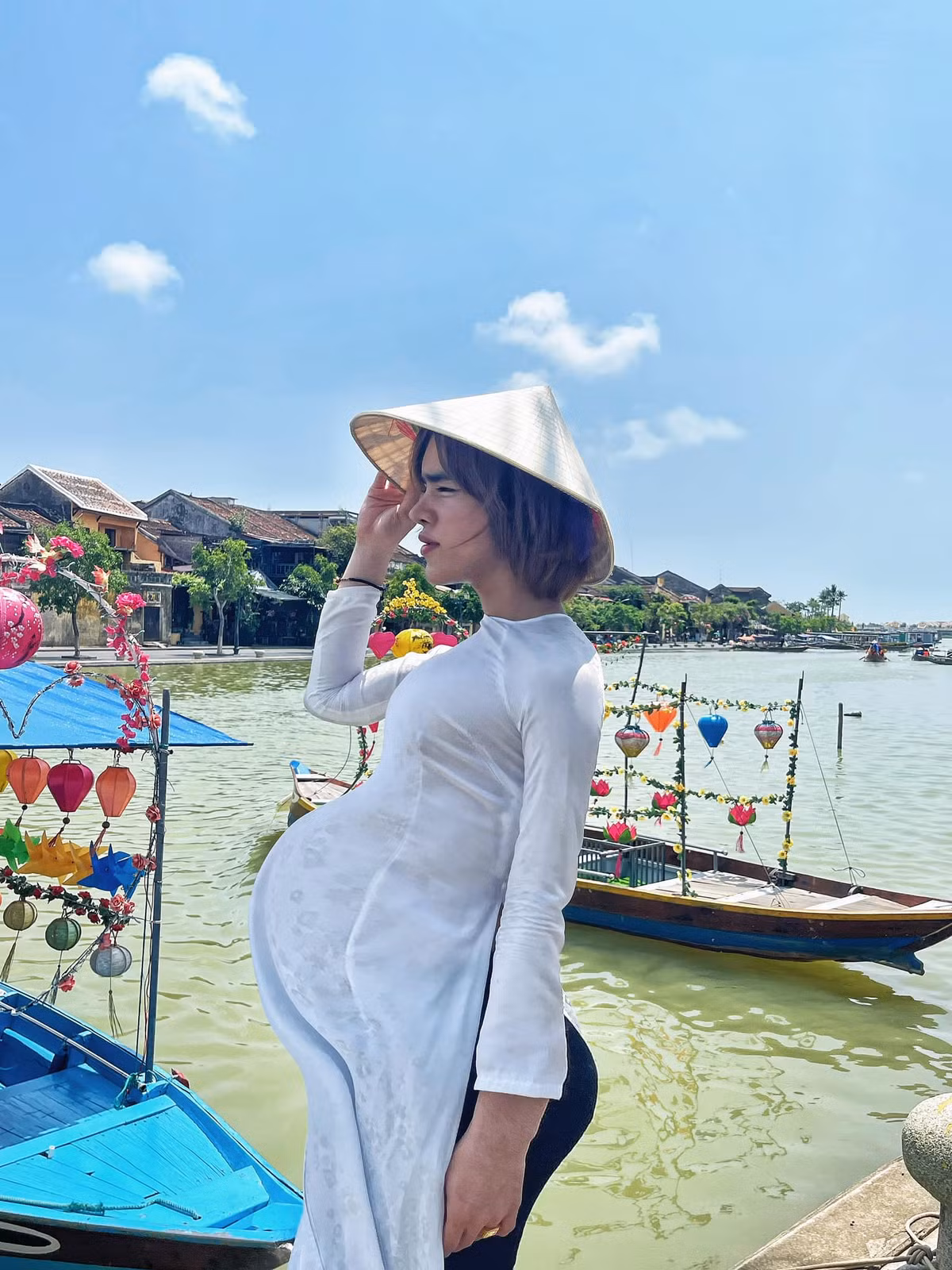 Đặc biệt, Trần Đức Bo còn có biệt tài giả gái, lên đồ, make up, tóc tai "chuẩn girl".
