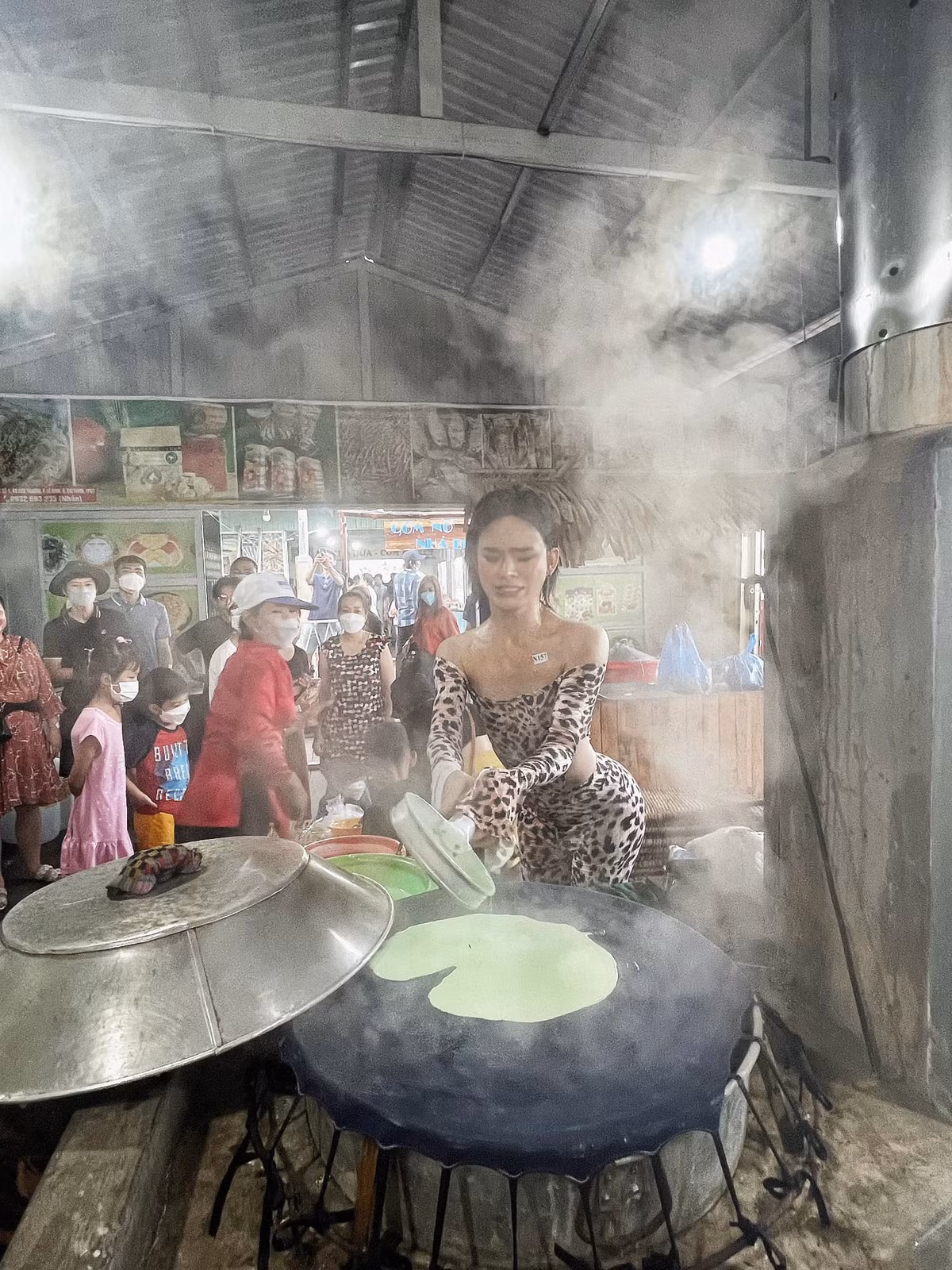 Dạo quanh một vòng trang cá nhân của Trần Đức Bo, có thể thấy “hiện tượng mạng” thường xuyên đăng tải những bộ ảnh với phong cách ăn mặc vô cùng khó hiểu.