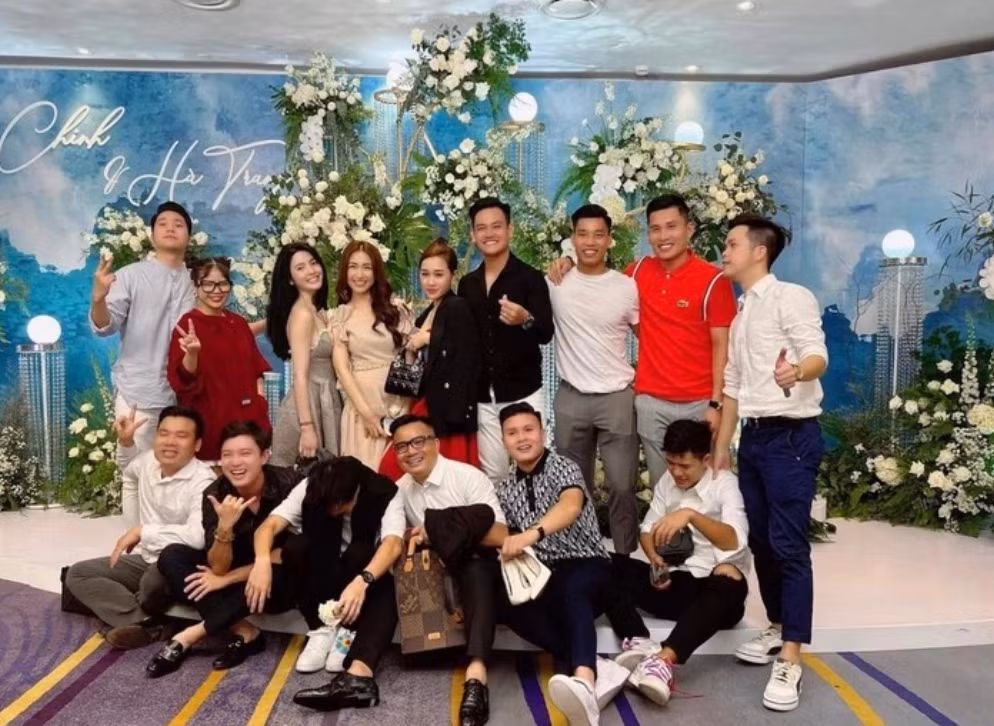 Theo những gì chủ nhân khoảnh khắc này chia sẻ, cặp đôi không ngại bày tỏ tình cảm và trao nhau những cử chỉ "tình bể bình".