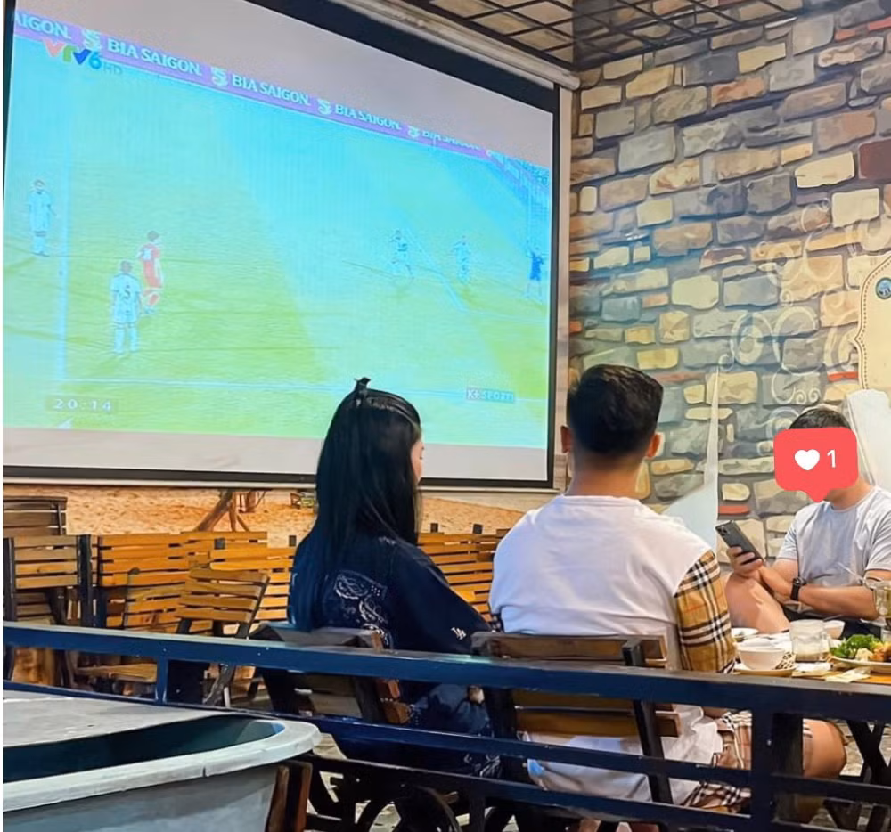 Mới đây trên MXH xuất hiện hình ảnh Quang Hải và bạn gái tin đồn cùng cùng xem bóng đá U23 Việt Nam ở một quán ăn tại Cần Thơ. Dù chỉ chụp được từ phía sau Quang Hải và bạn gái Chu Thanh Huyền nhưng không khó nhận ra chàng cầu thủ nổi tiếng qua vóc dáng và góc nghiêng quen thuộc.