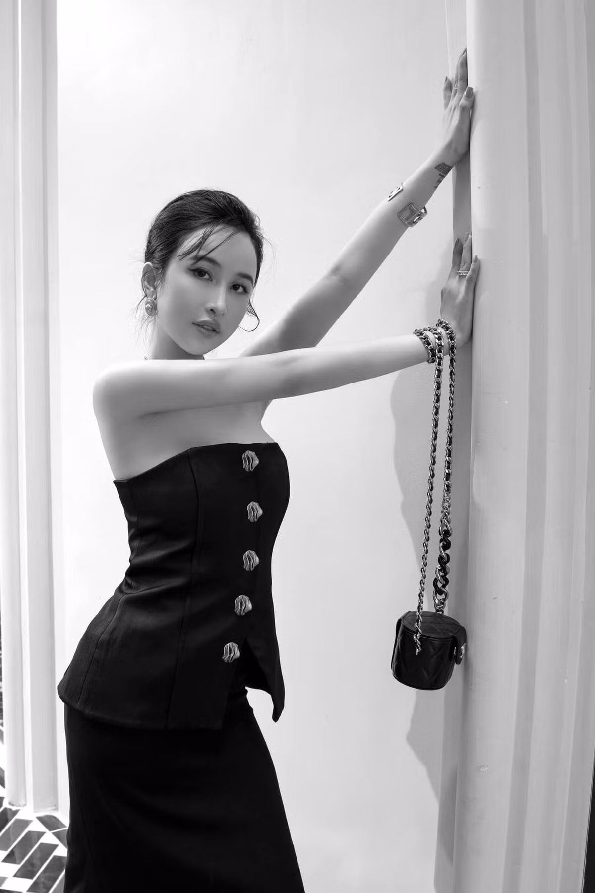Mỗi lần xuất hiện trước công chúng hay trên MXH, vợ Minh Nhựa đều diện hàng hiệu "phủ" kín người.
