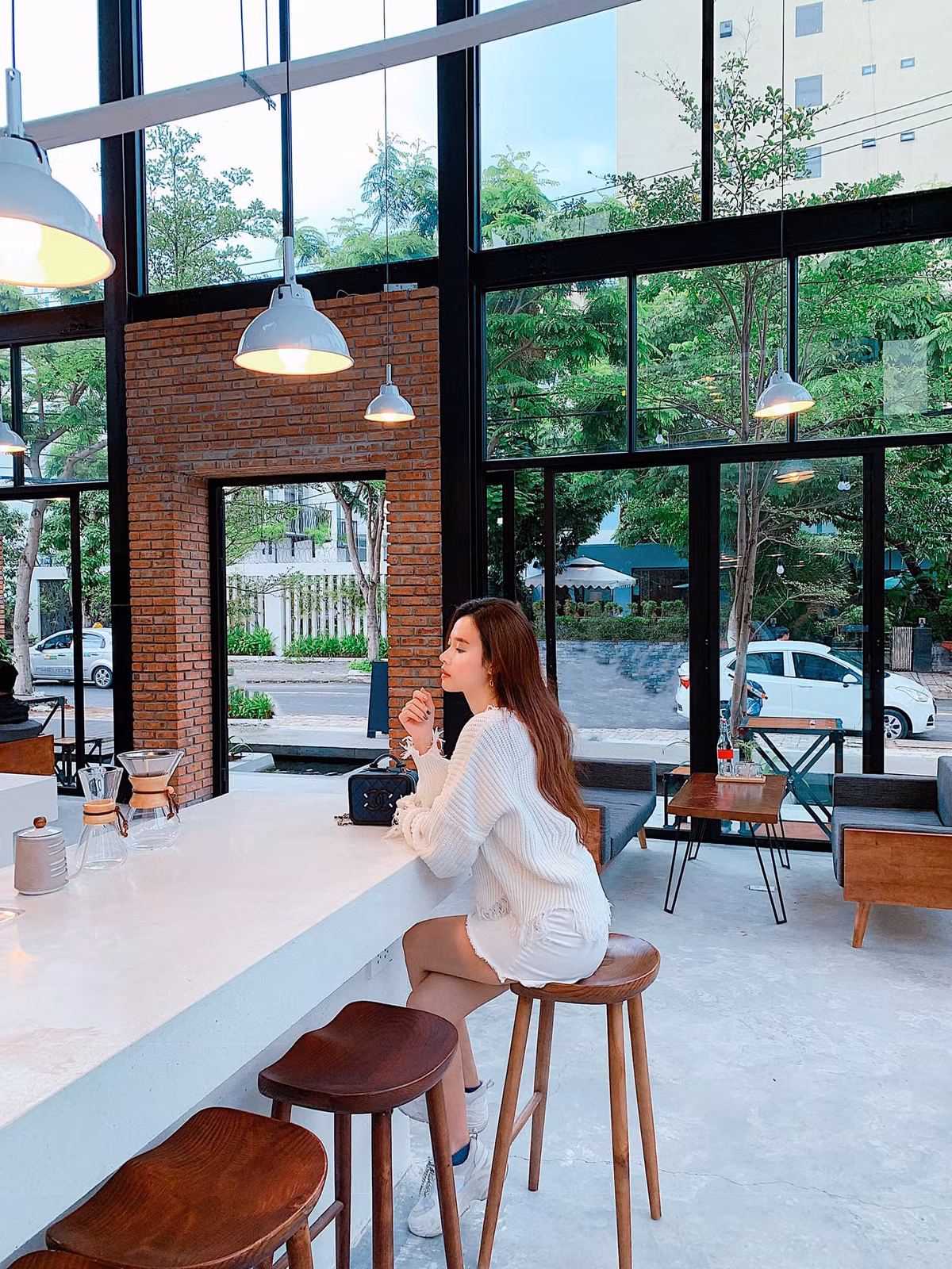 Sau thời gian chăm khoe thân hình nuột nà với thời trang cắt xẻ táo bạo, "ngọc nữ" Midu mới đây lại bất ngờ xuất hiện với hình ảnh kín đáo.