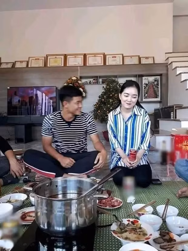 "Ảnh này là mọi người bảo ngồi giả vờ rửa bát xong chụp kiểu ảnh để trêu nhau thôi. Chứ hết khách cái mẹ bắt lên phòng ngủ, không cho động tay động chân vào việc gì", Mai Hà Trang chia sẻ về nguồn gốc bức ảnh.