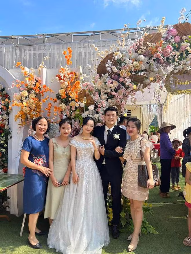 "Về đây cái gì cũng làm được nhưng chưa phải vất vả bao giờ. Lần đâu tiên phải đăng đính chính vì sợ mọi người không biết lại trêu. Ở nhà chồng ai cũng thương em lắm. Cả mấy ngày hôm nay, mọi người rất vất vả để lo cho công việc của bọn em", nàng dâu mới tâm sự.