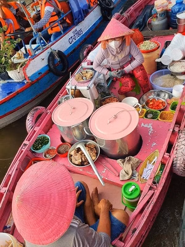 Sau khi hình ảnh về chiếc ghe màu hồng được chia sẻ trên mạng xã hội, nhiều bạn trẻ đã bày tỏ sự thích thú với sáng tạo độc đáo này, đặc biệt là các tín đồ du lịch mong muốn được check in bên chiếc ghe "cute" này. Ảnh: Phạm Đỗ Minh Trung