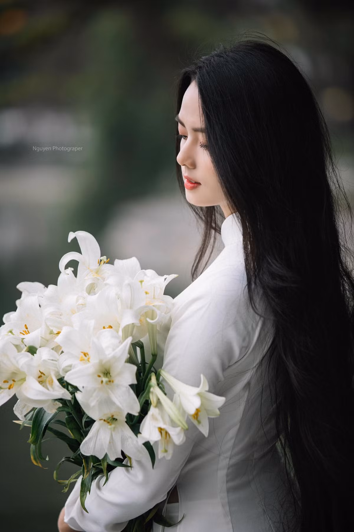 Ở tuổi 19, nữ sinh xứ Quảng theo đuổi nét đẹp giản dị, dịu hiền và ngọt ngào như nắng mai.