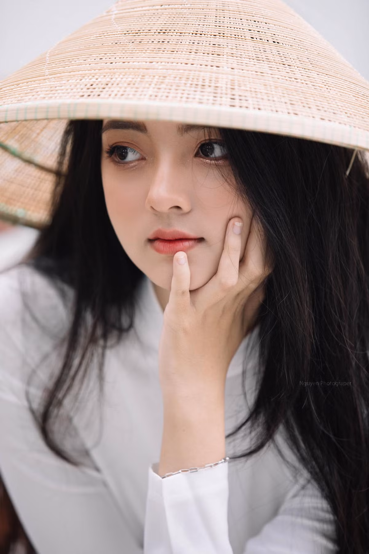 Nữ sinh gây “bão” với bộ ảnh áo dài trắng bên hoa loa kèn Nu sinh gay “bao” voi bo anh ao dai trang ben hoa loa ken
