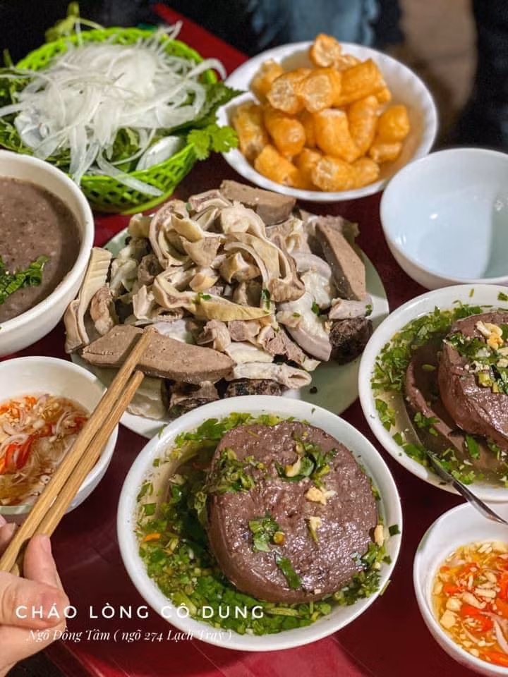 Cháo lòng cô Dung ngõ Đồng Tâm (274 Lạc Tray) cũng là quán ưng nhất được nhiều khách du lịch ghé qua.