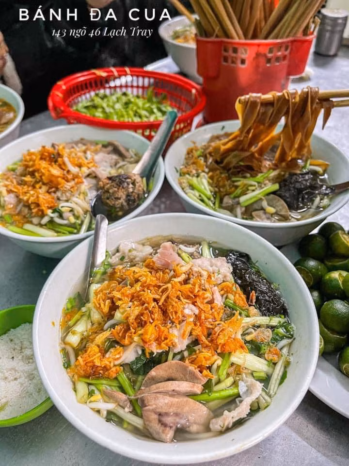 Nói đến đặc sản Hải Phòng không ai có thể bỏ qua món bánh đa cua, nổi tiếng với hai loại: bánh đa cua bể và bánh đa cua đồng. Theo nhiều người gợi ý, một trong những địa chỉ nên ghé qua để thưởng thức món ăn này là 143 ngõ 46 Lạch Tray.