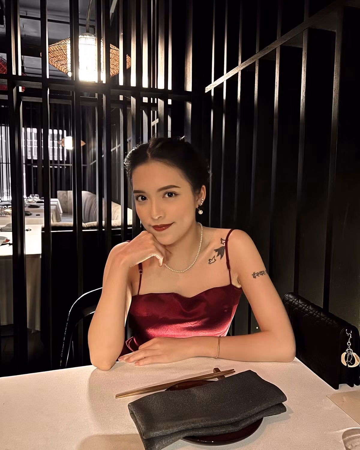 Phạm Mẫn Nhi (SN 2000, ở Hà Nội) là hot girl gây chú ý thời gian qua nhờ giành 5 học bổng du học Úc. Hiện Mẫn Nhi đang là sinh viên năm cuối ngành Truyền thông, trường ĐH Macquarie, Úc.