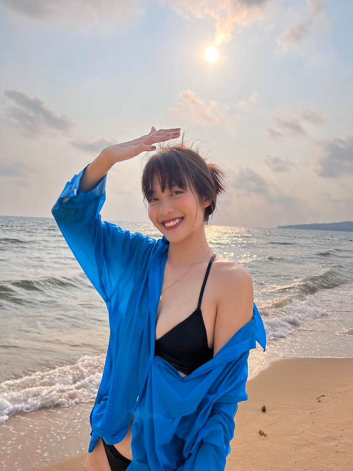 Thời gian gần đây, cựu hot girl Khả Ngân chăm diện trang phục hở bạo hơn hẳn thời gian trước.