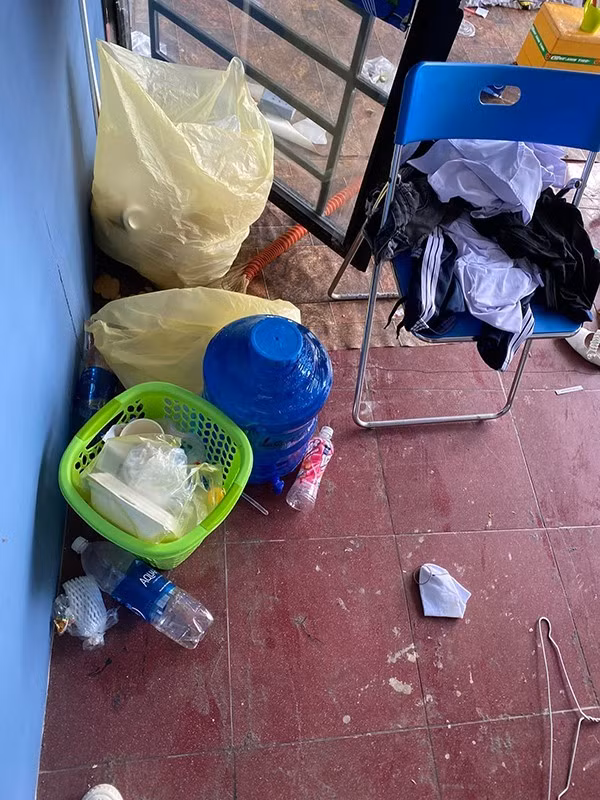 Bên cạnh chỗ ngủ là góc nấu ăn, rửa bát được "bày biện" hết sức lộn xộn, bẩn thỉu, đọng lại thức ăn thừa. Đến cái hốt rác cũng nằm ngổn ngang.