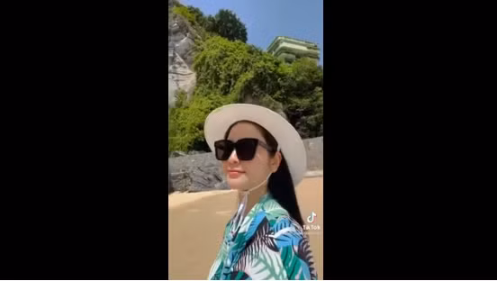 Cụ thể, nàng WAGs ghi lại khoảng khắc đang đi dạo bờ biển, clip được tua rất nhanh, nhưng bằng con mắt của cư dân mạng nhanh chóng soi được xuất hiện trong clip không chỉ có một mình Thanh Huyền.