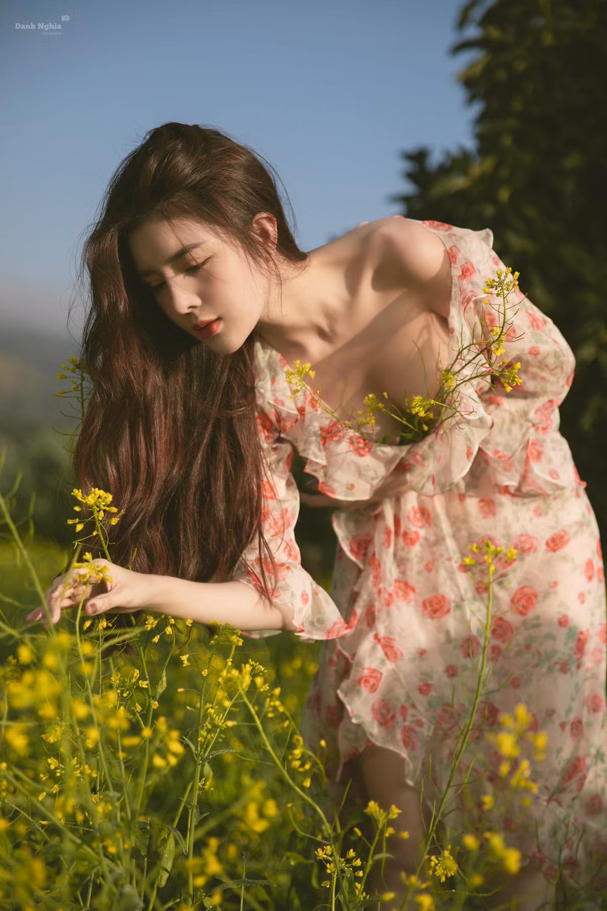 Cô từng đạt giải nữ sinh có gương mặt khả ái nhất cuộc thi Miss Ngôi Sao 2012.
