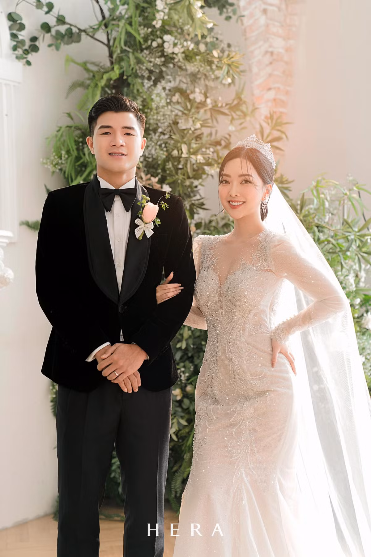Khoác lên bộ vest chú rể lịch lãm, người hâm mộ không nhận ra Chinh "đen" trên sân cỏ, đứng bên vợ Hà Đức Chinh trưởng thành, chững chạc hơn hẳn.