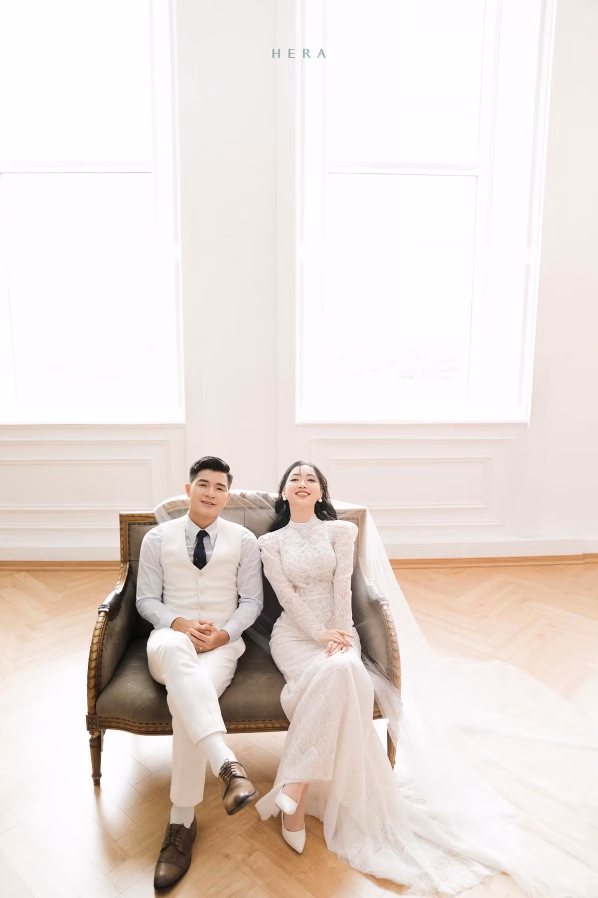 Đính kèm hình ảnh, Đức Chinh chia sẻ dòng trạng thái vô cùng hài hước: "Ngày ấy cũng đã đến. Chuẩn bị tâm lí có ảnh đẹp rồi nhưng khi nhận ảnh hai đứa vẫn phải trầm trồ".