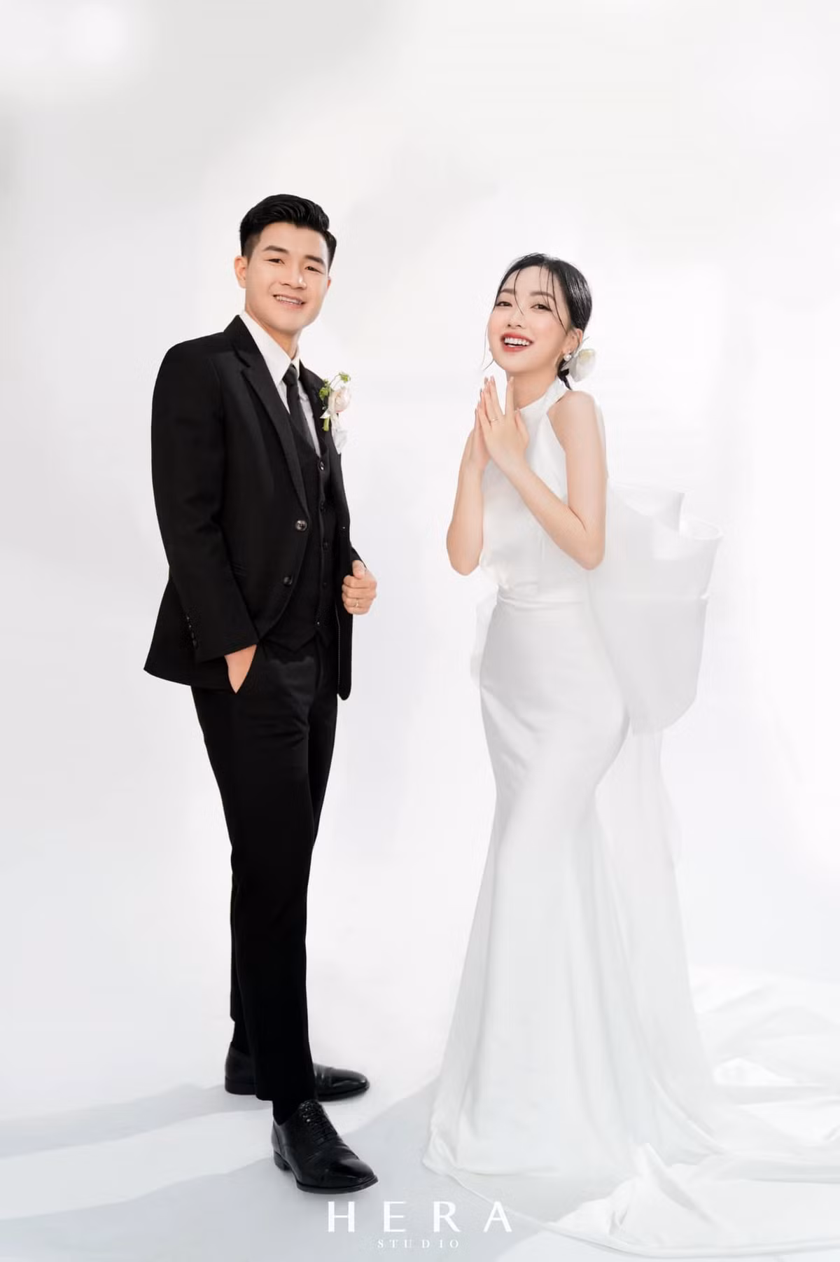 Ngay sau khi kết thúc hôn lễ, cầu thủ Đức Chinh lại tiếp tục khiến người hâm mộ đứng ngồi không yên khi tung trọn bộ ảnh cưới vô cùng ngọt ngào.