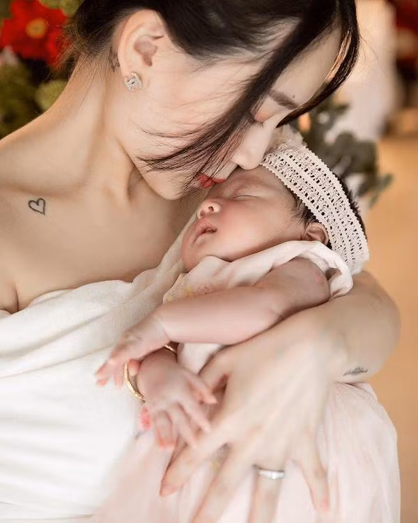 Bên cạnh những lời khen, Joyce Phạm nhận về không ít lời dèm pha từ antifan khi cho rằng cô khoe con lên MXH là muốn “câu like” nhằm mục đích bán hàng.