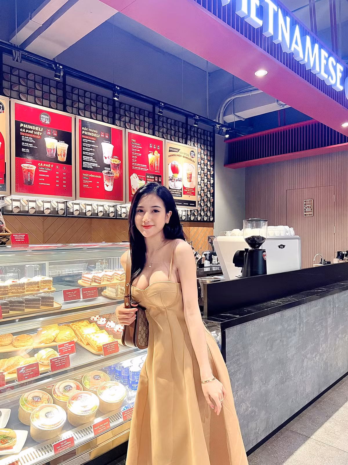 Có lợi thế làm người mẫu từ khi là cô bé tuổi teen nên Thanh Hằng dễ dàng hóa thân theo các concept khác nhau kể cả có đôi phần quyến rũ. Ảnh: FBNV