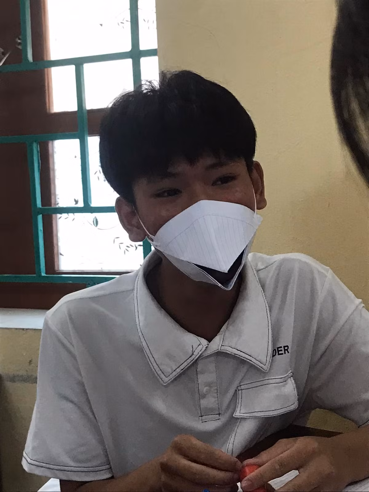 Thay vì đeo khẩu trang thông thường, mới đây các bạn học sinh đã sáng tạo ra khẩu trang mỏ chim bằng giấy độc đáo.