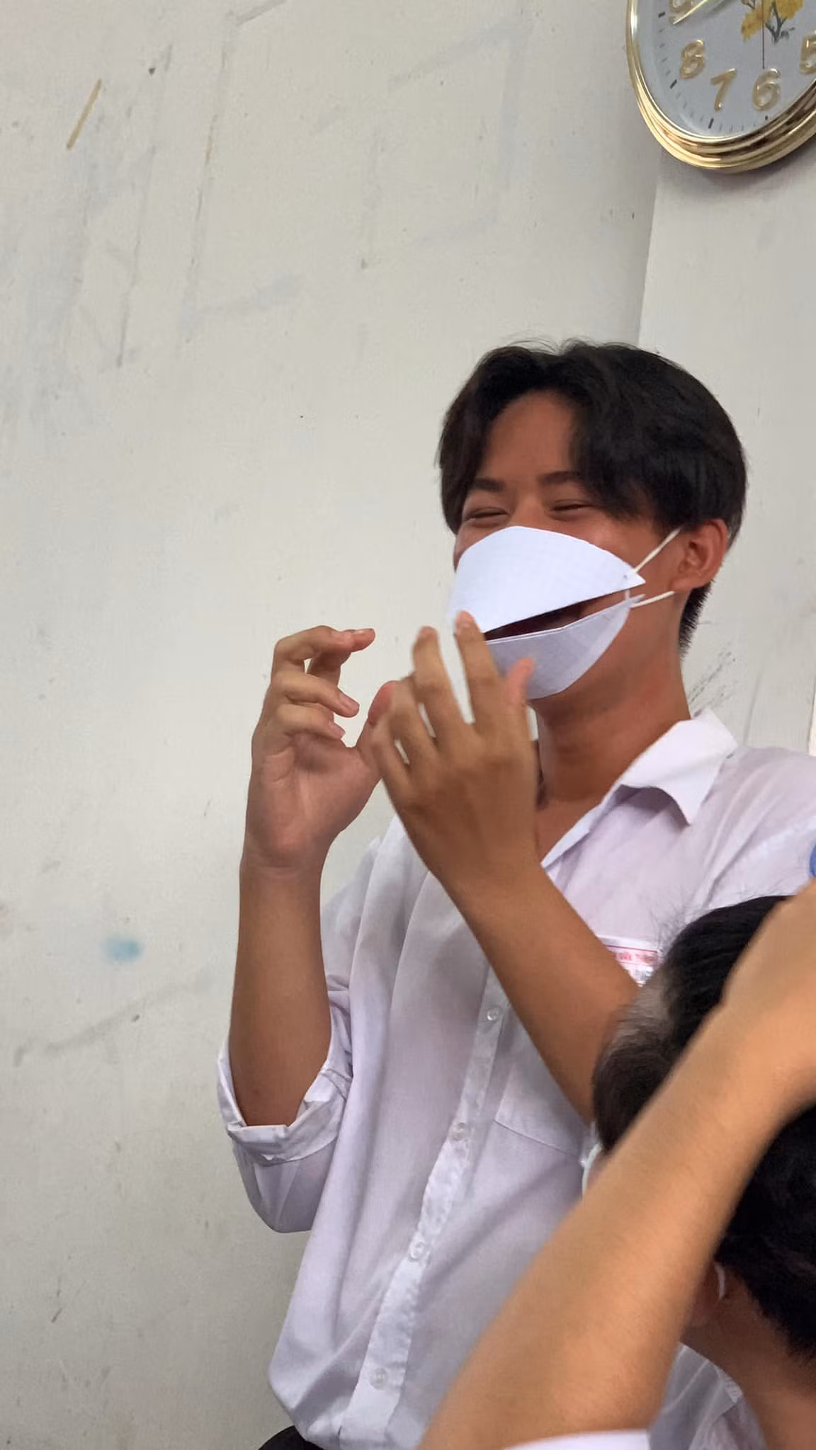 Cư dân mạng phải bật cười và nể phục độ sáng tạo của các bạn học sinh thời nay. "Khó thế mà cũng nghĩ ra được nhỉ", "Cũng là khẩu trang nhưng mà nó lạ lắm",...là những bình luận của netizen.