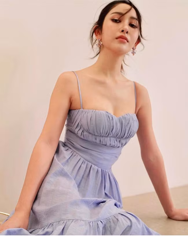 Nàng mẫu nội y nổi tiếng từng được biết đến là "gà cưng" của Vũ Khắc Tiệp. Thậm chí, nhiều netizen còn cho rằng Angela Ploy có gương mặt cá tính hơn hẳn "nữ hoàng nội y" Ngọc Trinh.