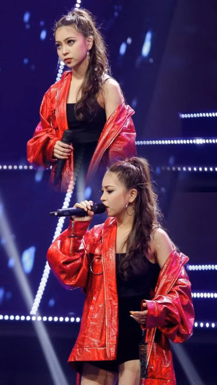 Trước khi "theo chồng bỏ cuộc chơi" Nhật Lê từng có khoảng thời gian lấn sân vào showbiz. Thời điểm năm 2018, cô góp mặt trong chương trình The Debut – Dự Án Số 1 nơi có Hoàng Thùy Linh, Đức Phúc, Hương Tràm là ban giám khảo.