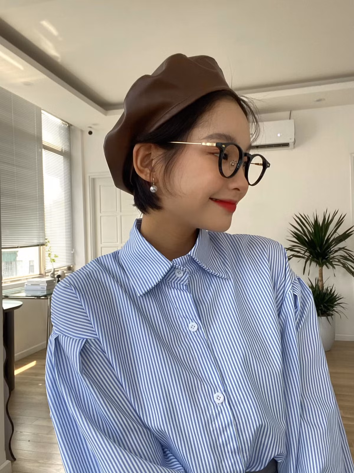 Không sở hữu chiều cao quá nổi bật nhưng cô nàng gây ấn tượng bởi gương mặt xinh đẹp, đôi mắt to long lanh cùng nụ cười rạng rỡ.