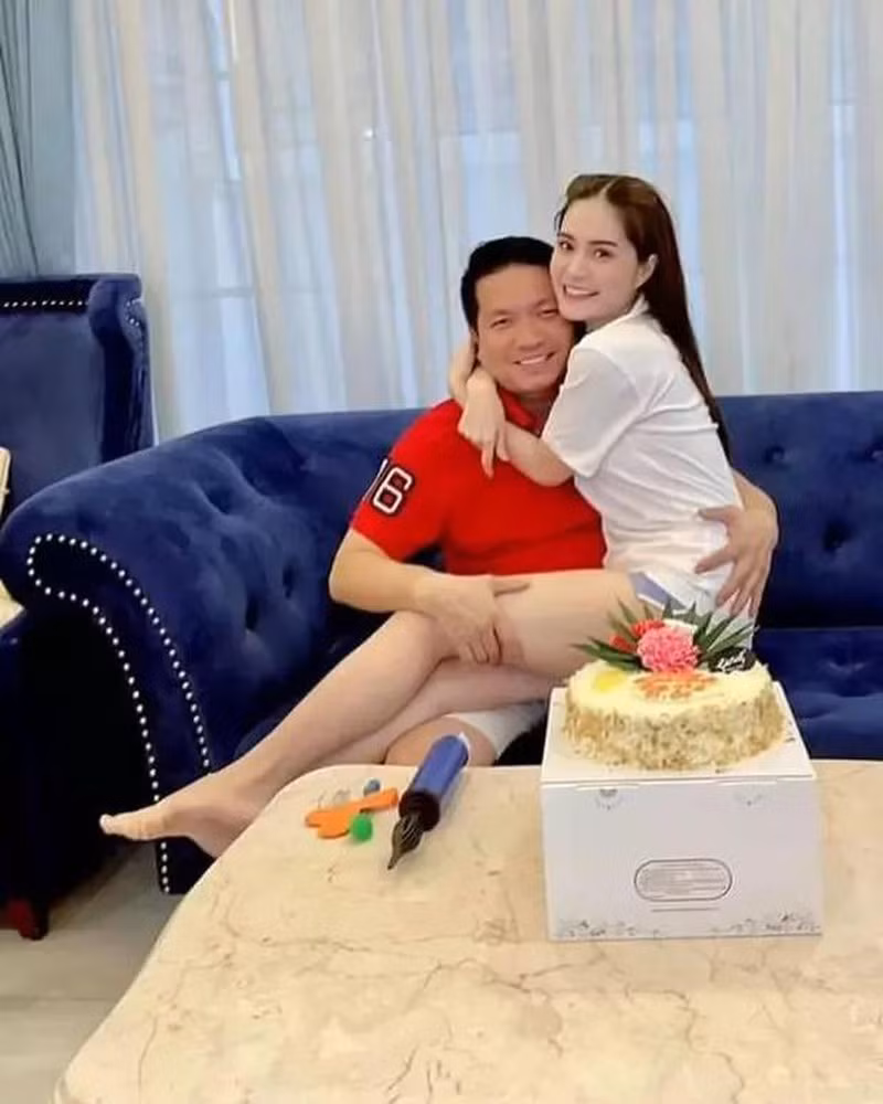 Không chỉ giàu có, doanh nhân Quốc Vũ còn là một người chồng yêu chiều vợ, anh không ngần ngại làm đủ trò hài hước và chia sẻ lên MXH. Ảnh: Tổng hợp