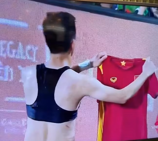 Ngay sau đó, trên các diễn đàn cư dân mạng không ngừng bàn tán về chiếc áo Tiến Linh. Trong khi một số bật cười, số khác lại tò mò về lý do Tiến Linh mặc chiếc áo này.