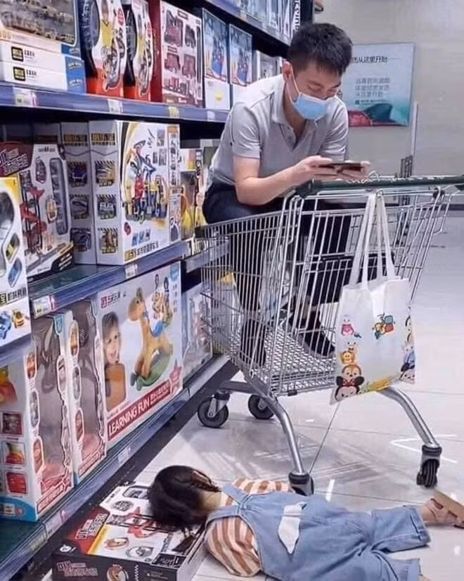 Ông bố kiểu "Mời con lặn lộn tự nhiên như ở nhà", còn bố ngồi chơi nốt ván game đã.