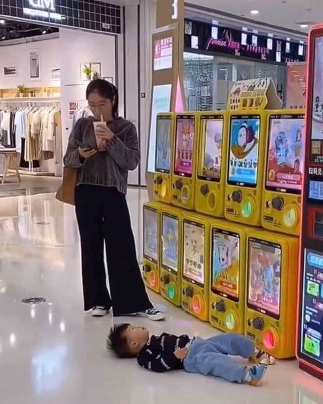 Thay vì bế bồng, dỗ dành nhiều cha mẹ trẻ lại lựa chọn cách ngó lơ, hay cách khác là mặc kệ đến khi con tự nín và đứng dậy.