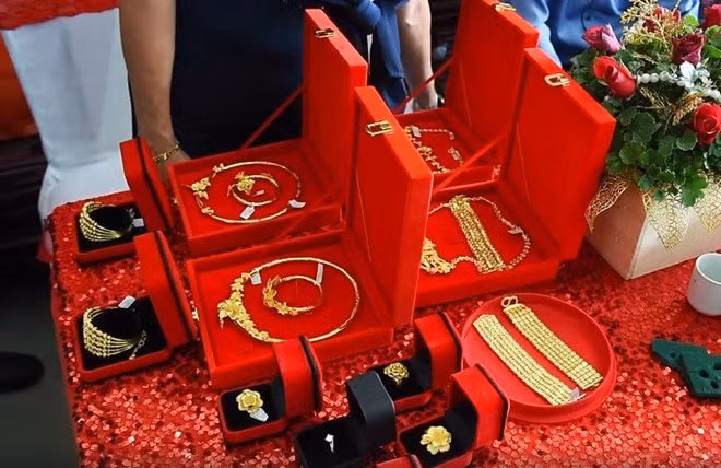 Của hồi môn ấn tượng của cô dâu đeo vàng Hậu Giang là khoảng 30 lượng. Ngoài ra, cả 2 còn được nhận thêm 70.000 đôla Singapore làm của hồi môn.