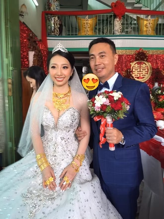 Cách đây 4 năm, mạng xã hội Việt không khỏi xôn xao trước một đám cưới của cô dâu Hậu Giang - Trương Cẩm Duyên với ông xã người Singapore. Bên cạnh nhan sắc xinh đẹp của con gái miền Tây, cô dâu này còn khiến nhiều người bàn tán xôn xao khi đeo đến 30 cây vàng.