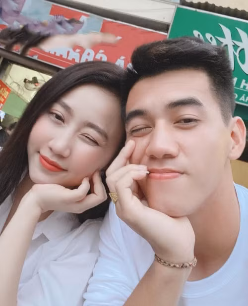 Huỳnh Hồng Loan từng là bạn gái của Tiến Linh, thông tin hai người hẹn hò xuất hiện từ năm 2020. Tuy nhiên, sau 3 tháng tìm hiểu nhau, Tiến Linh và Hồng Loan không tiến xa hơn mà chỉ giữ lại mối quan hệ bạn bè.