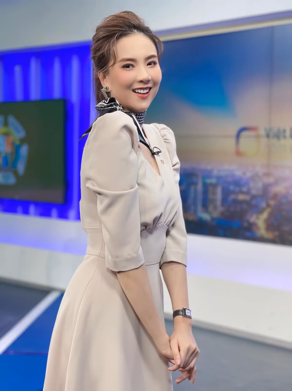 Vào những dịp đặc biệt, người đẹp không giấu nổi sự hạnh phúc, ngọt ngào mà chồng dành cho mình.