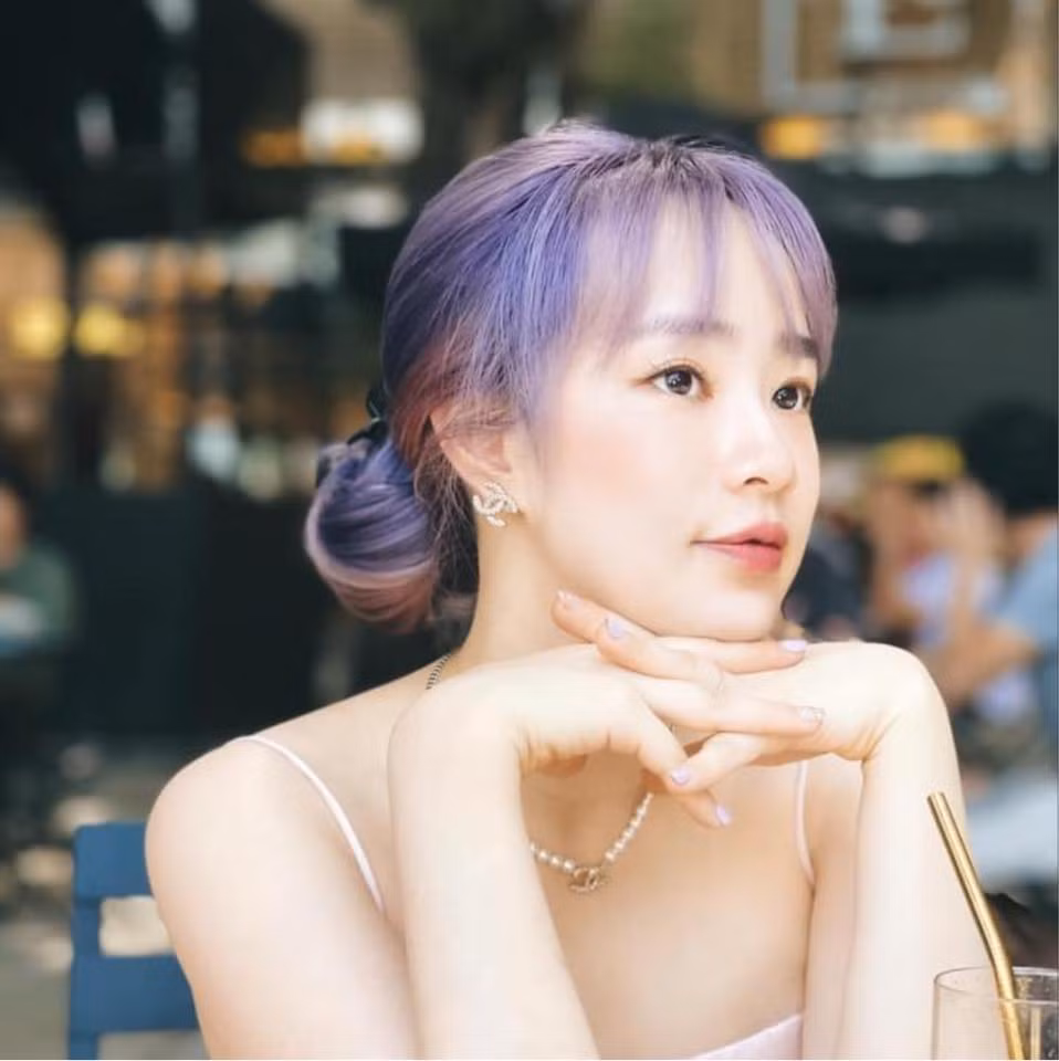 Được biết, hot mom này đã dành ra 1 tiếng tập gym tại gia để cơ thể dẻo dai, khỏe mạnh.